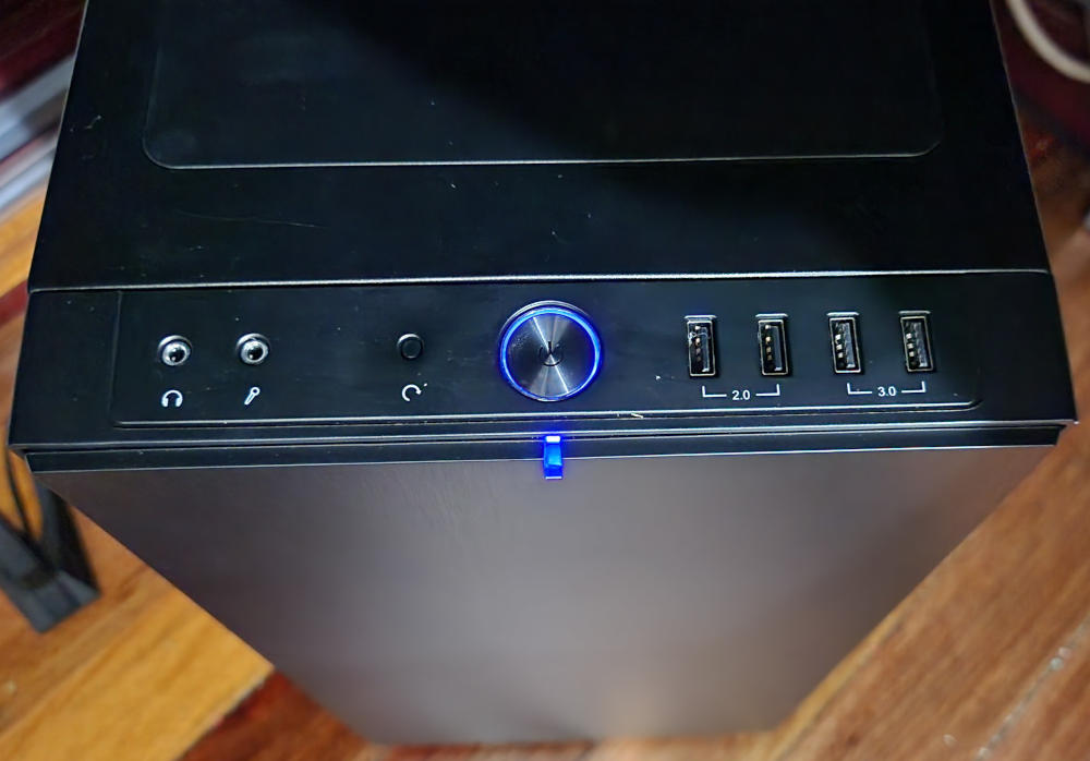 Front/top view of the Fractal Design Define R5 control panel showing the power button, reset switch, LED indicators, and USB ports.