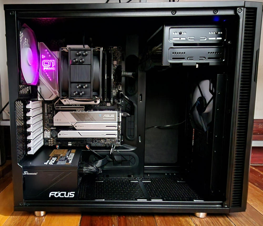 Interior view of the Fractal Design Define R5 case with modular drive bays removed and spacious layout.